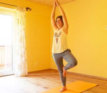 Flatscher Monika im Yogaraum Meditation