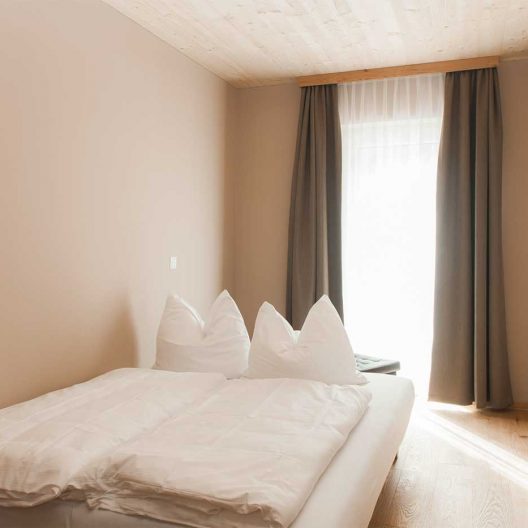 Hotel Friedlwirt Ferienwohnung Schlafzimmer Doppelbett