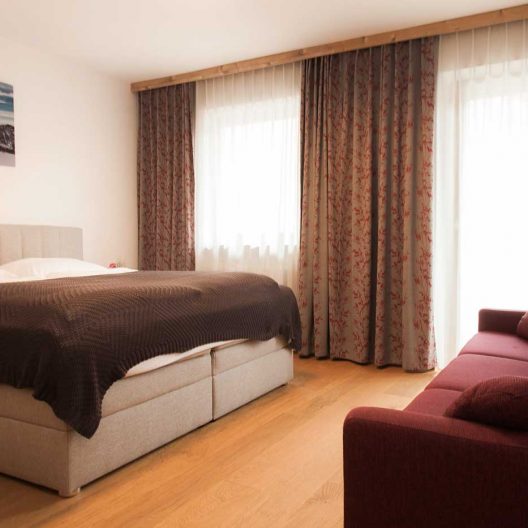 Hotel Friedlwirt Zimmer Doppelbett Couch