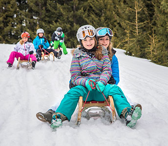 Winterfreuden Schlittenfahren Rodeln Kinder