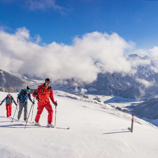 Winter Skitouren Sonne Aussicht Gruppe